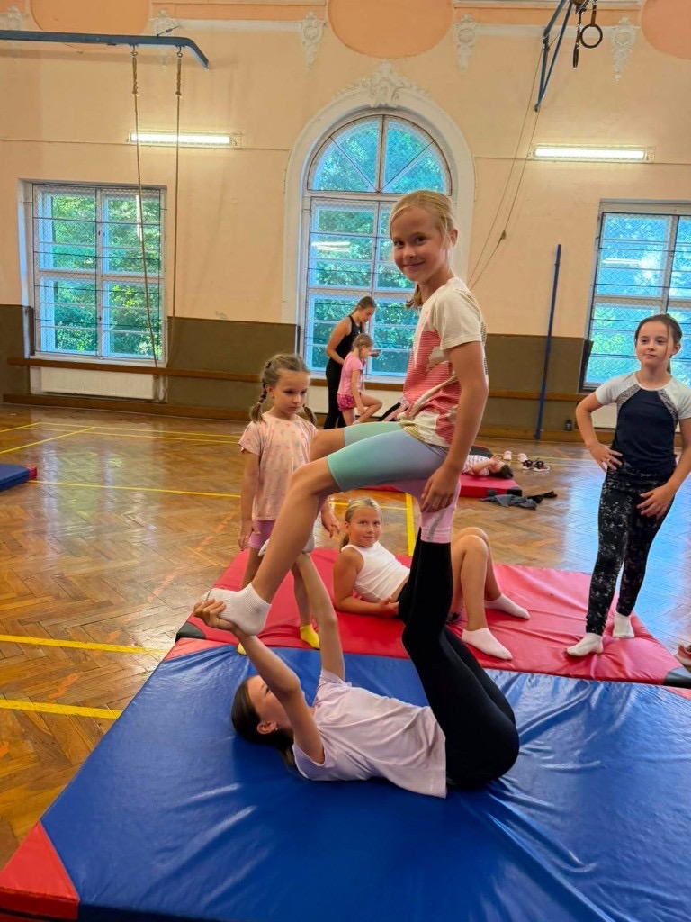 Děti při gymnastickém cvičení na žíněnkách