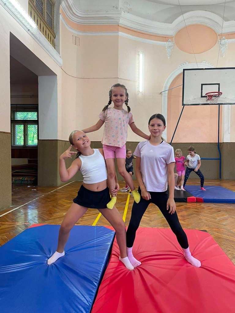 Děti při společné gymnastice